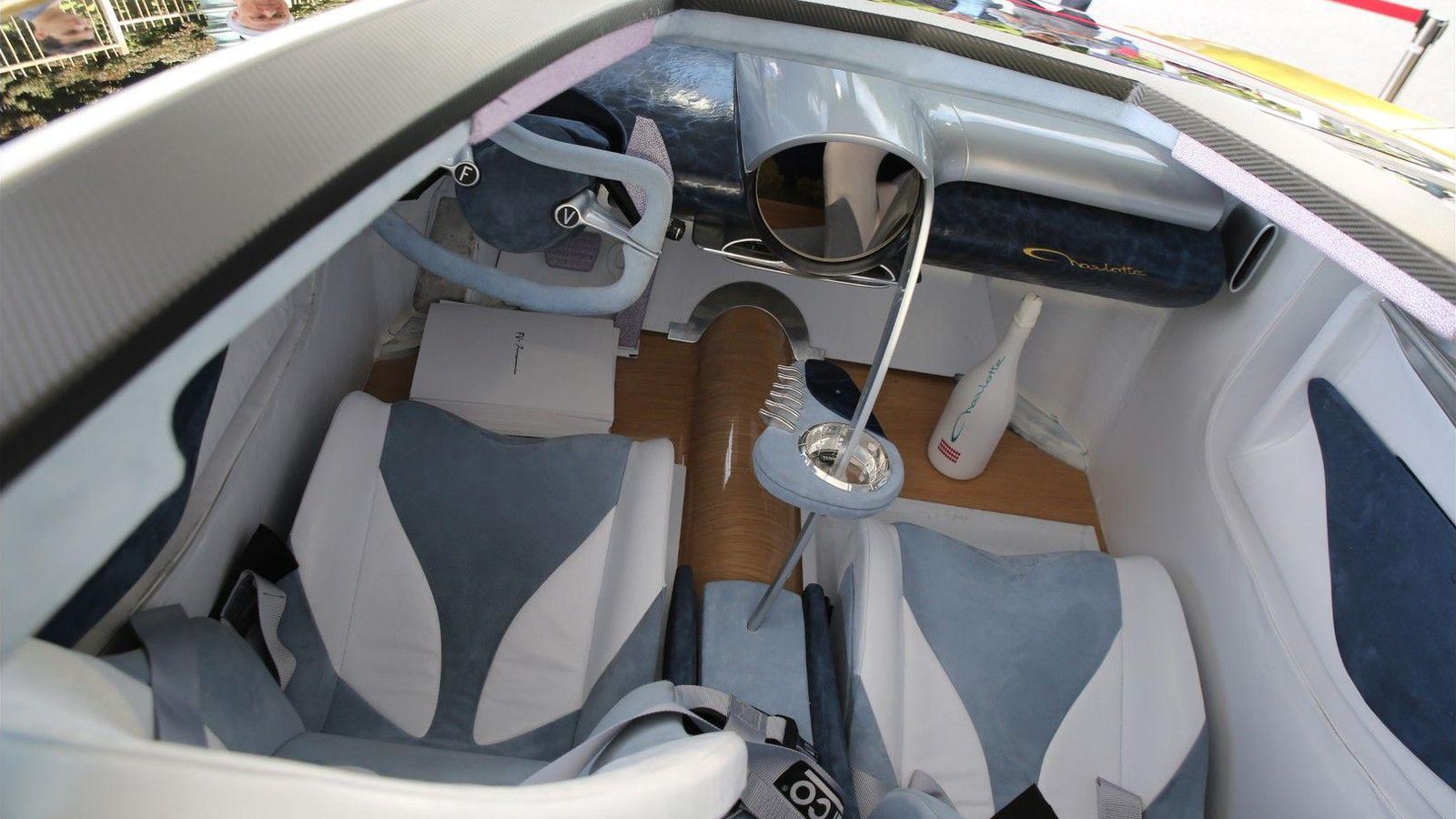 Το εσωτερικό είναι υπερπολυτελές, ενώ πολλοί από τους διακόπτες -συμπεριλαμβανομένου του επιλογέα- είναι από ασήμι και φτιάχτηκαν από κοσμηματοποιούς 